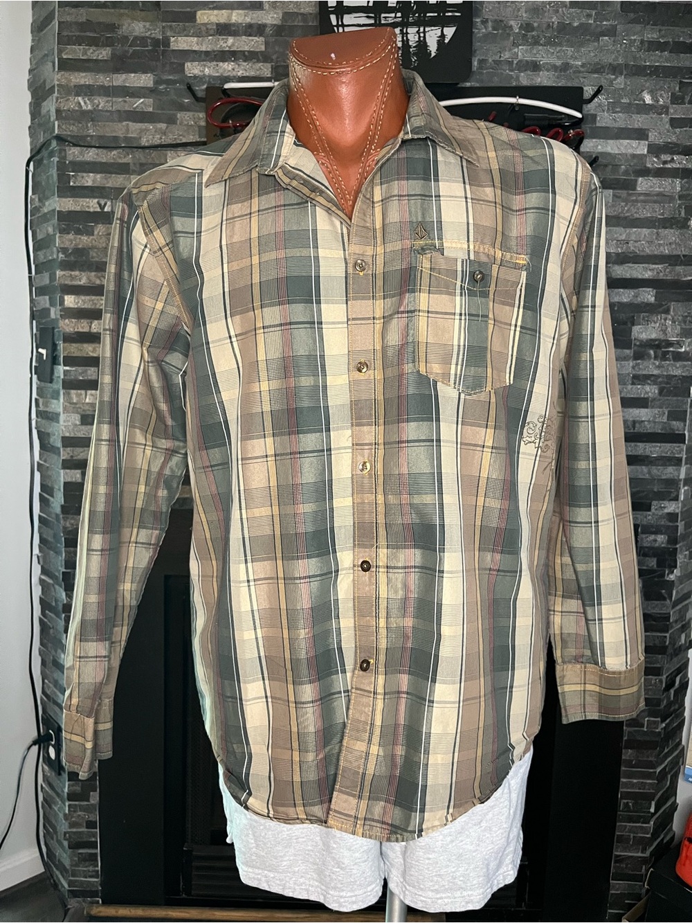 Volcom Men's Long-Sleeve Plaid Button-Down Shirt in Beige, Green and Tan